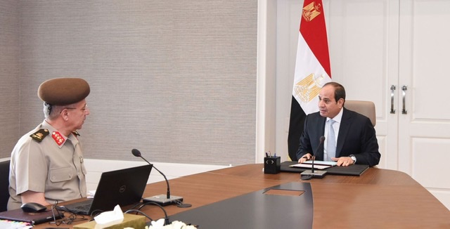 السيسي يتابع مع رئيس الهيئة الهندسية للقوات المسلحة عددًا من المشروعات القومية 