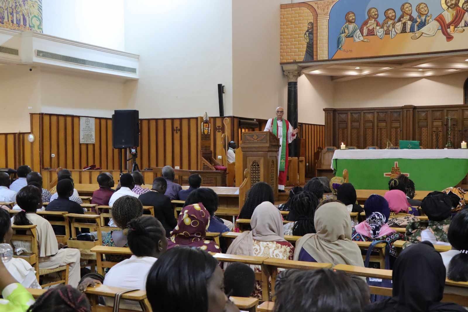 رئيس الكنيسة الأسقفية يقوم بخدمة تثبيت ومعمودية للسودانيين بمصر 