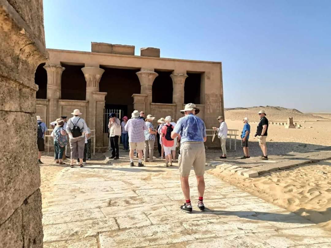 المناطق الأثرية بالمنيا تستقبل وفداً سياحياً متعددة الجنسيات