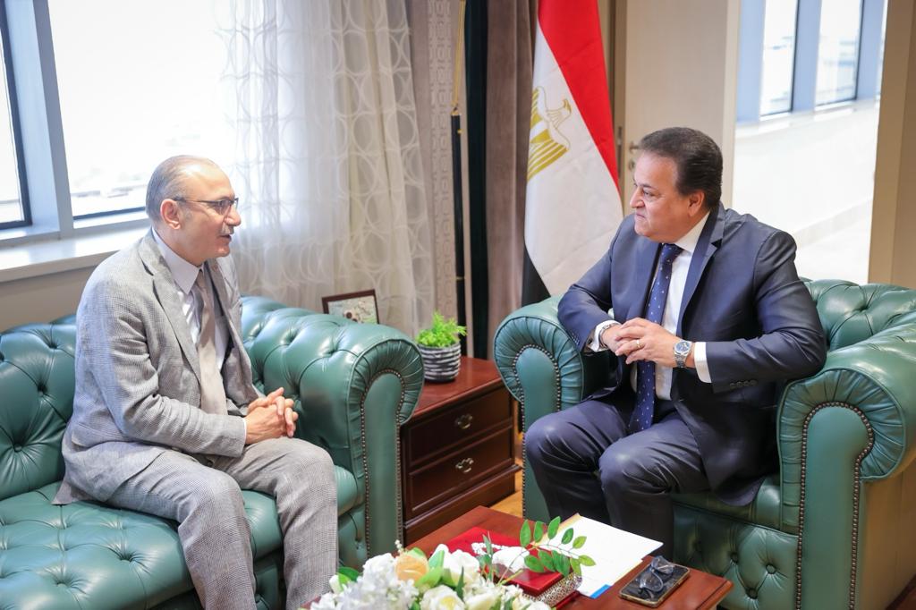 وزير الصحة يلتقي السفير التركي لدى مصر لبحث سبل التعاون لإيصال الإغاثات الطبية لأهالي غزة