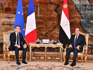بالصور.. السيسي يستقبل الرئيس الفرنسي بقصر الاتحادية