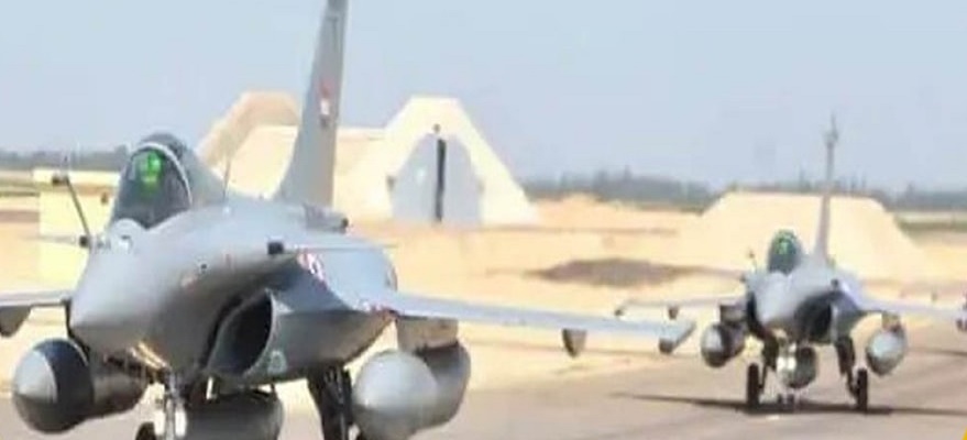 الطيران الحربي المصري يحلق فوق نوبيع وطابا منذ الفجر