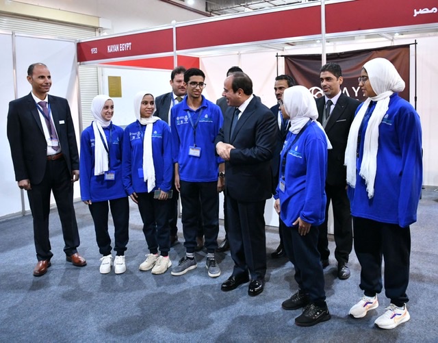 بالصور.. السيسى يتفقد المعرض الدولي للصناعة فى مركز المنارة للمؤتمرات