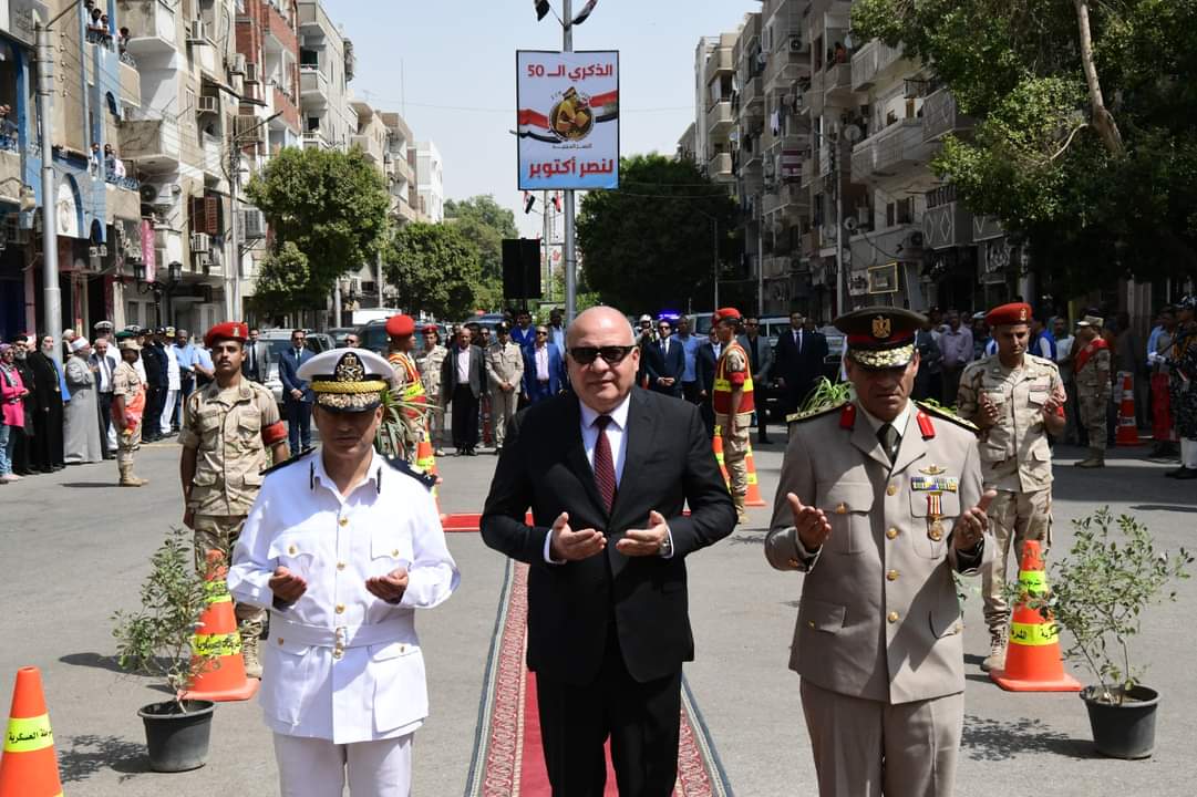 بمناسبة الذكرى الـ 50 لإنتصارات أكتوبر .. محافظ قنا يضع إكليلا من الزهور على النصب التذكارى لشهداء المحافظة

