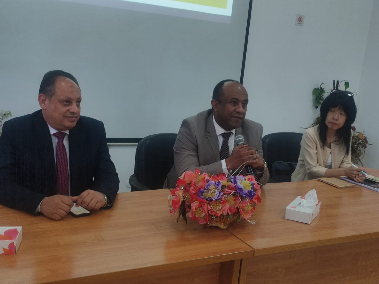 محافظة الجيزة تقوم بغلق وتشميع مقهي مخالف بالمنيرة الغربية ورفع تعديات واشغالات سوق عشوائي ببولاق الدكرور