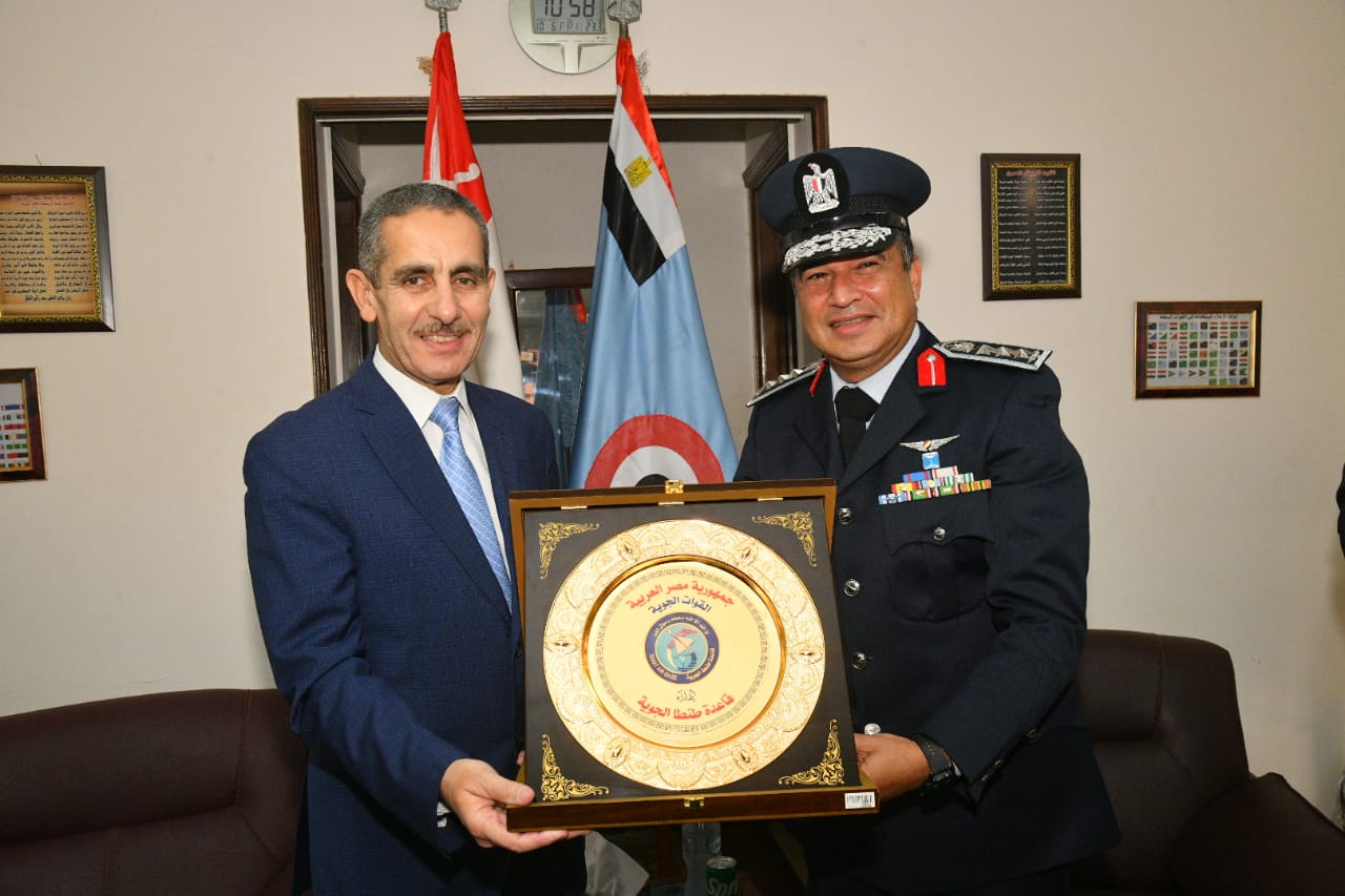 قاعدة طنطا الجوية تستقبل وفد الغربية برئاسة المحافظ لتقديم التهنئة بمناسبة ذكرى إنتصارات أكتوبر