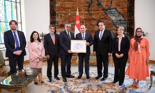 الصحة العالمية تُسلم السيسي شهادة المستوى الذهبي للقضاء على فيروس 