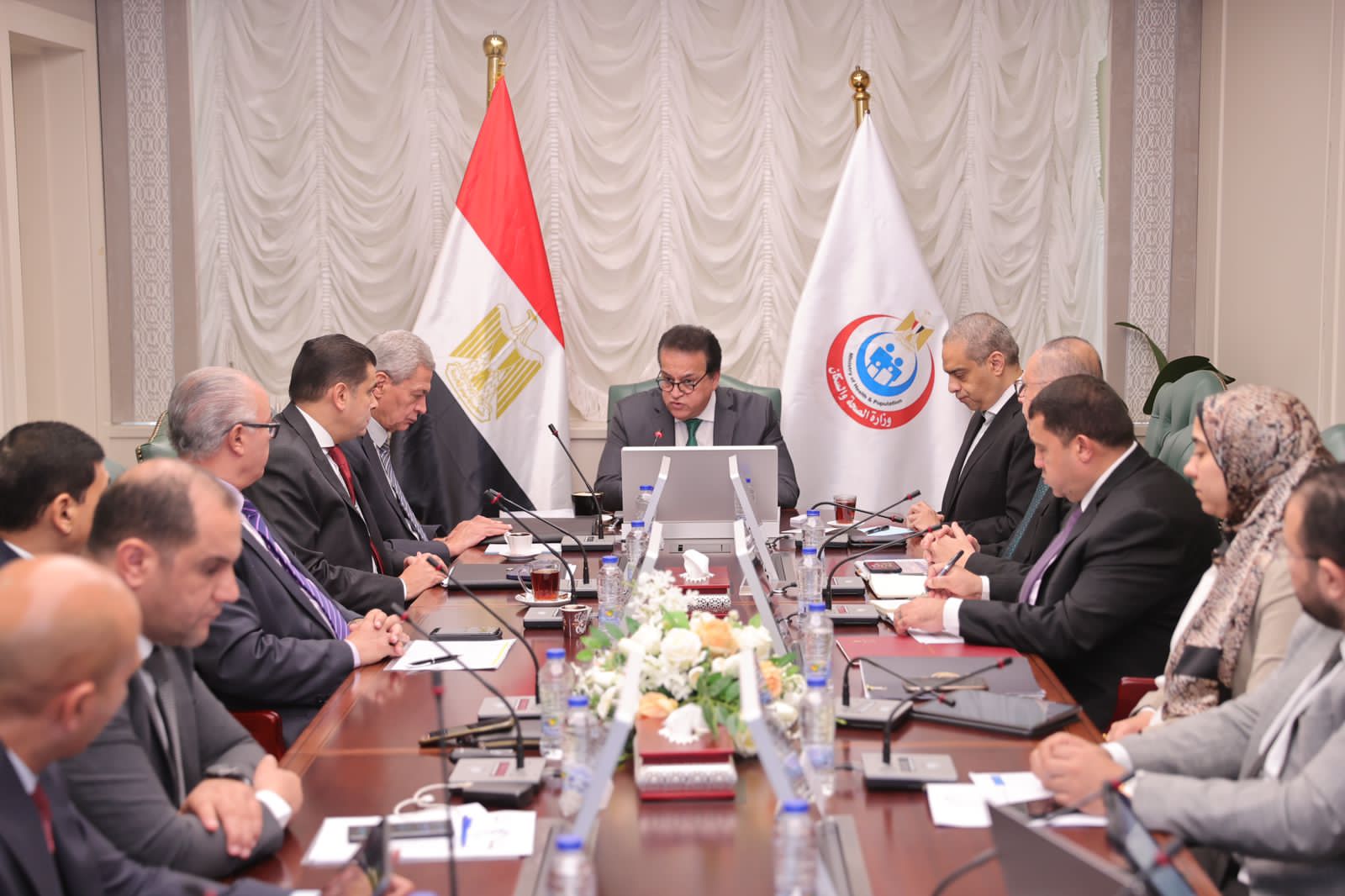 وزير الصحة يجتمع باللجنة المُشكلة بشأن أولويات استيراد الشحنات والمستلزمات الطبية للعمل على سد العجز والنواقص