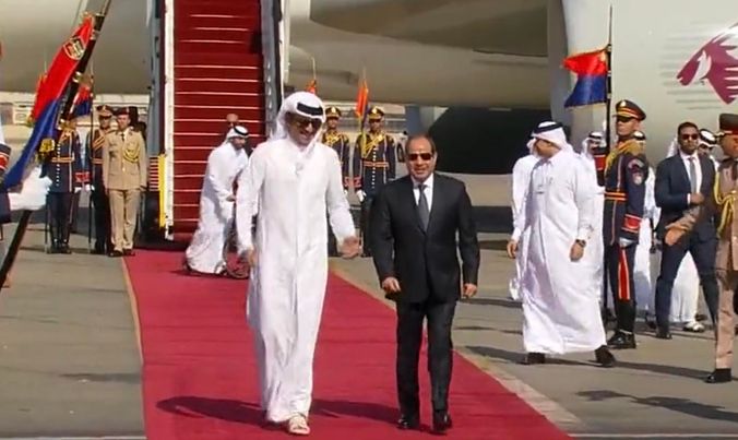 الرئيس السيسي يستقبل أمير قطر بمطار القاهرة الدولي