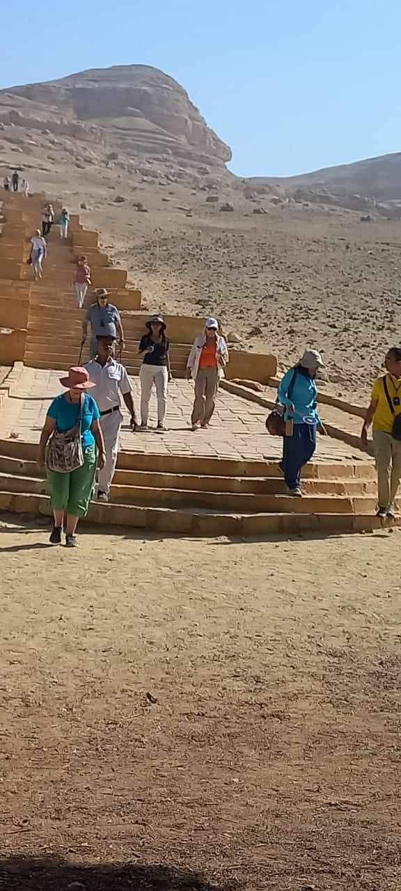 وفد إنجليزي يزور منطقة آثار بنى حسن بالمنيا