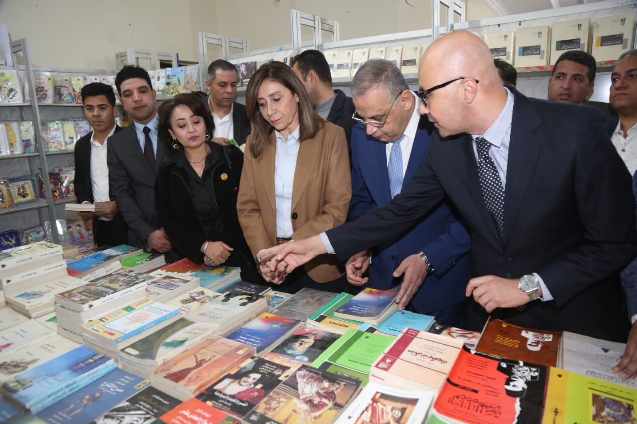 وزيرة الثقافة تفتتح معرض الكتاب الأول بمحافظة سوهاج
