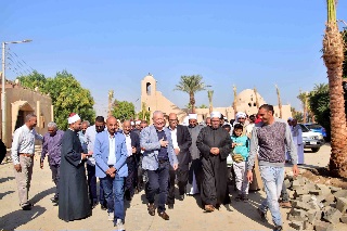 محافظ الاقصر يتابع اعمال تطوير قرية حسن فتحي


