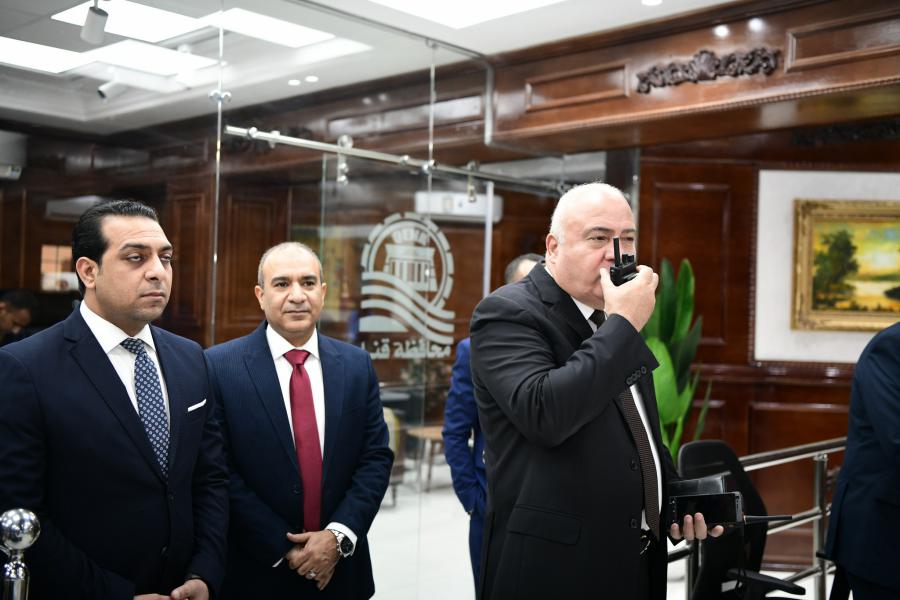 في اليوم الأول من الانتخابات الرئاسية.. محافظ قنا يترأس غرفة العمليات الرئيسية 

