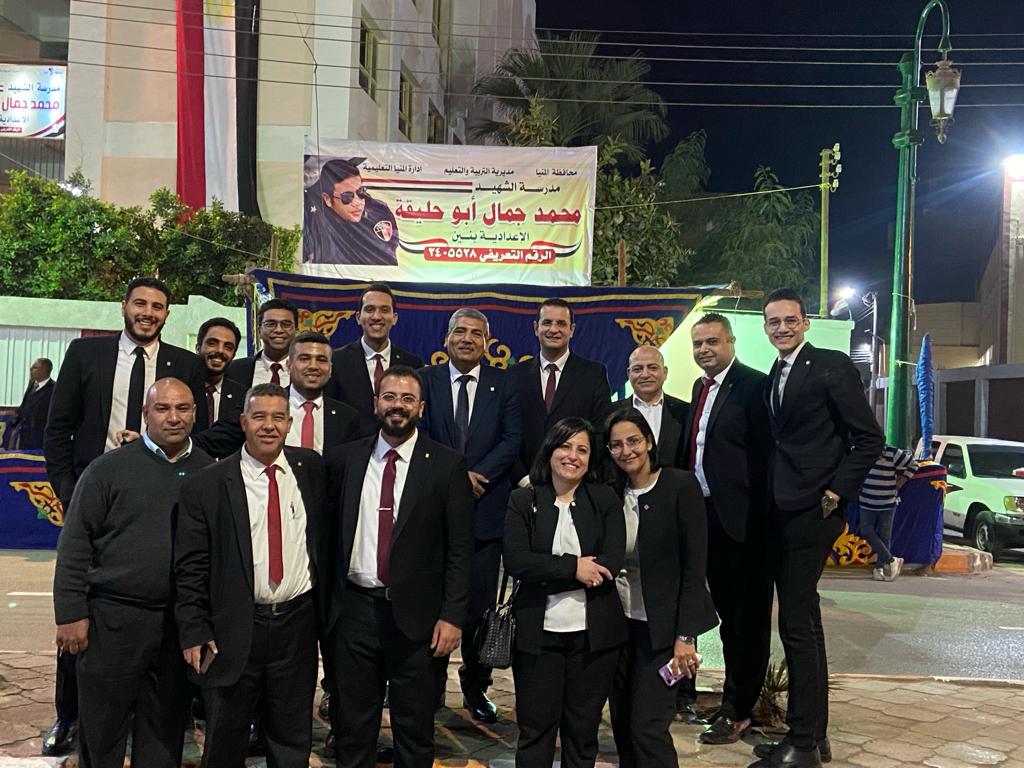 مدير البنك الاهلي بالمنيا والعاملين يدلون بأصواتهم الانتخابية