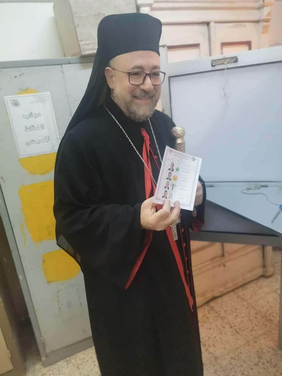 مطران القوصية للكاثوليك يدلى بصوته فى الانتخابات الرئاسية 