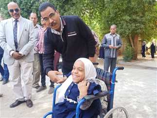 طالبه من ذوى الهمم تؤدى واجبها الانتخابي من على كرسي متحرك فى قنا 

