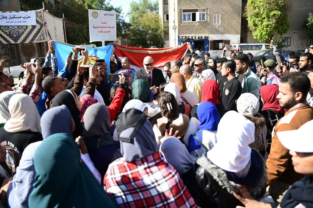 محافظ قنا يتفقد اللجان الانتخابية ويشيد بمشاركة ذوى الهمم

