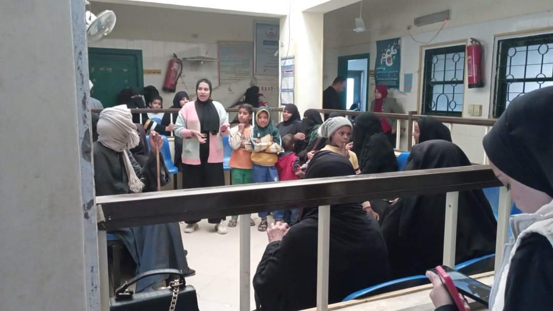 الكشف علي ٩٤٦ حالة بقافلة طبية مجانية بقنا ضمن 