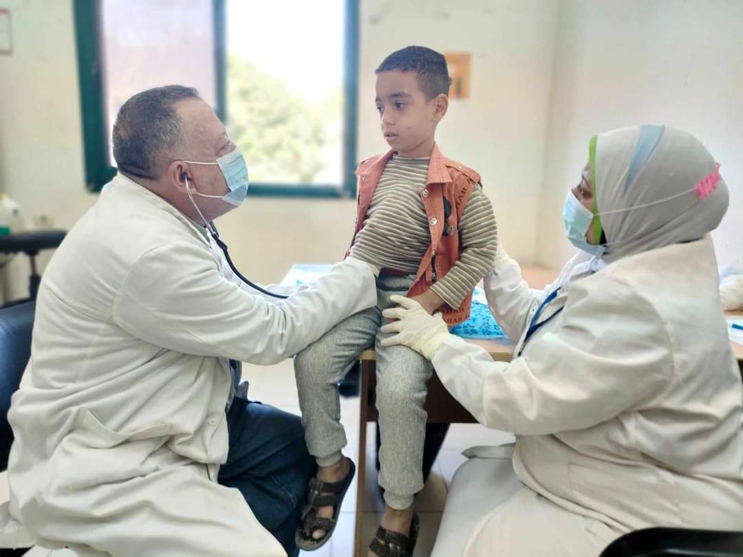 توقيع الكشف الطبي بالمجان علي  1827 حالة خلال قافلة طبية بمركز المنيا
