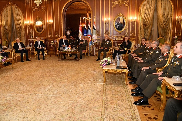 وزير الدفاع يلتقي نظيره اليوناني ويبحثان سبل تعزيز التعاون العسكري والتنسيق الأمني بين البلدين
