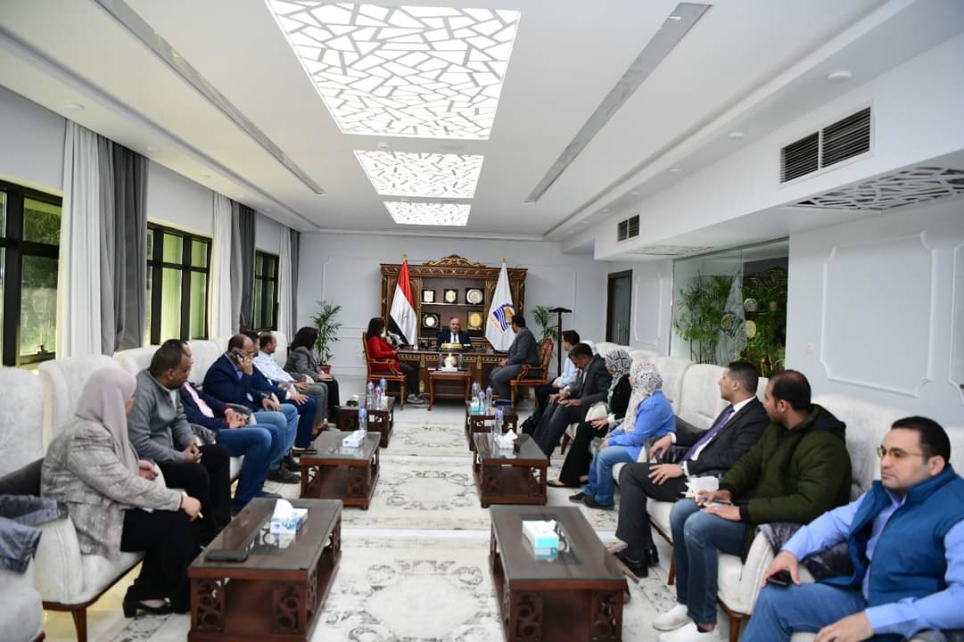 خلال متابعتهم تتفيذ المشروعات .. محافظ قنا يستقبل وفد بعثة البنك الدولى

