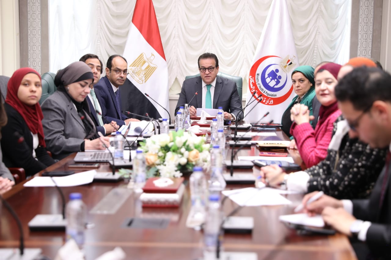 وزير الصحة يناقش الاستراتيجية القومية لعلاج لسرطان الأطفال