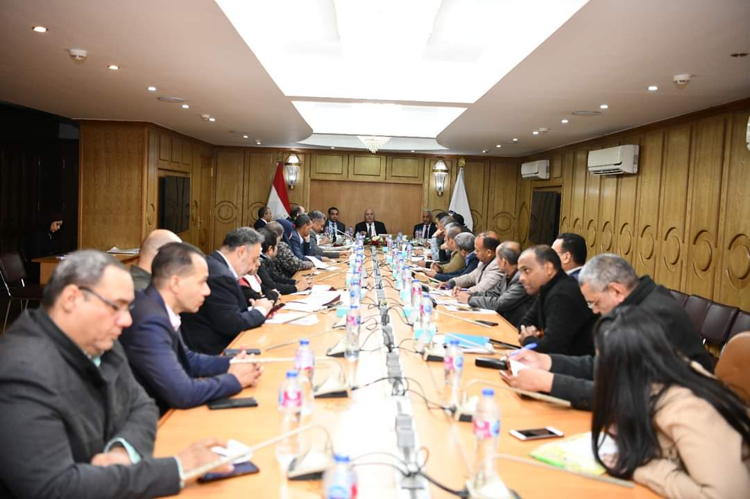 مناقشة مشروعات الخطة الاستثمارية بمحافظة قنا للعام المالى الجديد

