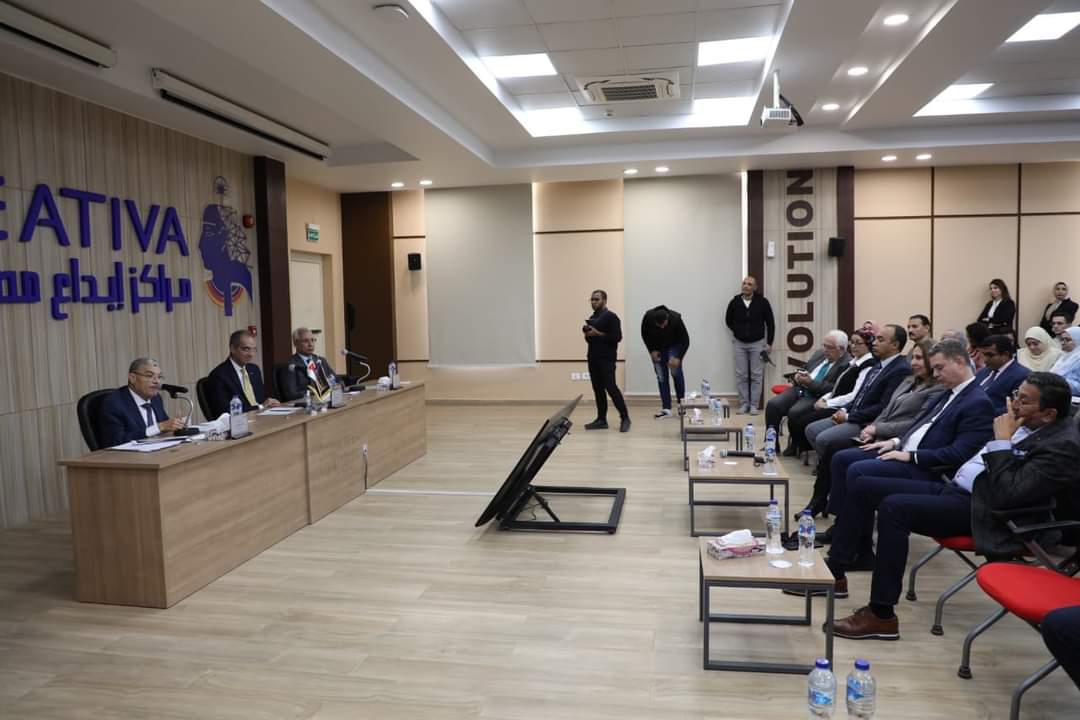 وزير الاتصالات ومحافظ المنيا يتفقدان مركز إبداع مصر الرقمية