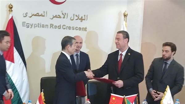 سفير الصين بالقاهرة يسلم الهلال الأحمر الدفعة الأولي من المساعدات الإنسانية إلى قطاع غزة
