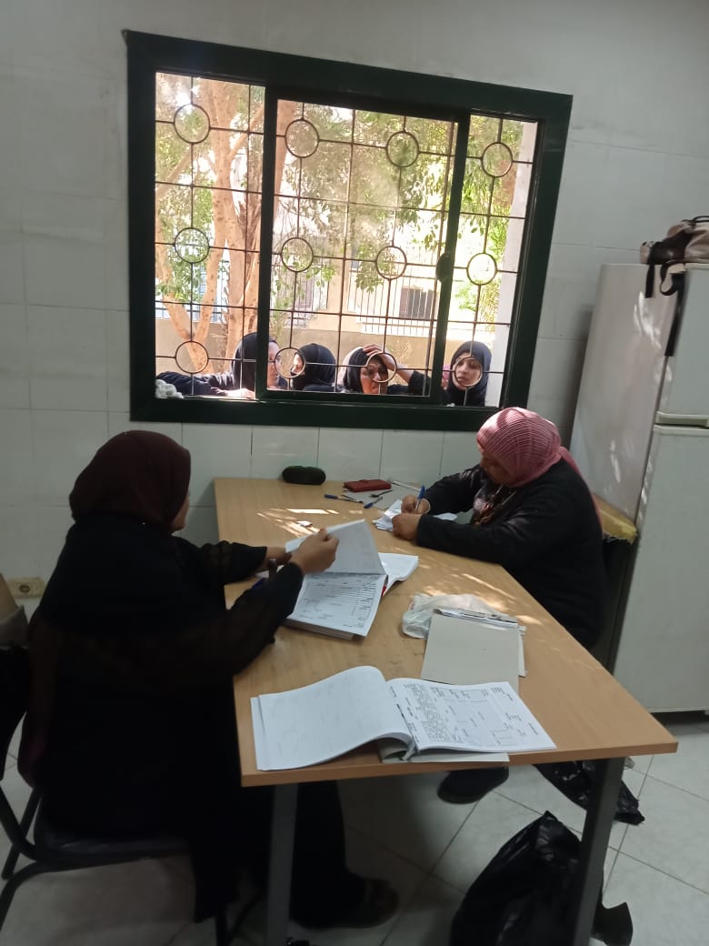 الكشف علي ١٠٥٣ مواطن بالقافلة الطبية المجانية بمدينة قوص في قنا 

