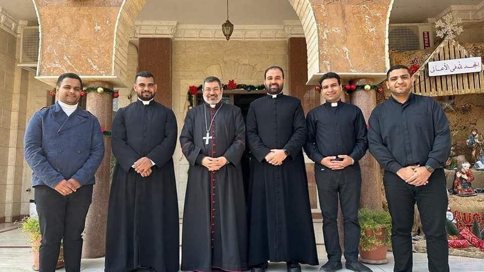 مطران سوهاج للكاثوليك يتفقد خدمة التربية الدينية برعية مار جرجس 
