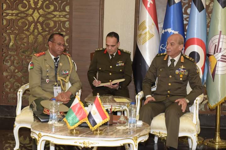 وزير الدفاع يلتقى قادة الوفود العسكرية المشاركة في معرض إيديكس ويبحث آخر المستجدات على الساحتين الإقليمية والدولية