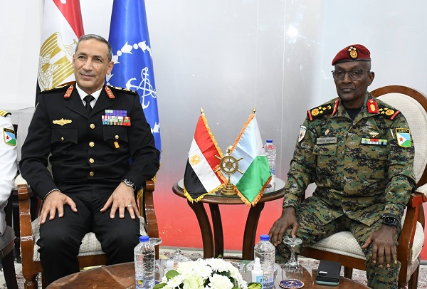 لقاءات ثنائية مكثفة لقادة الأفرع الرئيسية وكبار قادة القوات المسلحة على هامش فعاليات معرض إيديكس