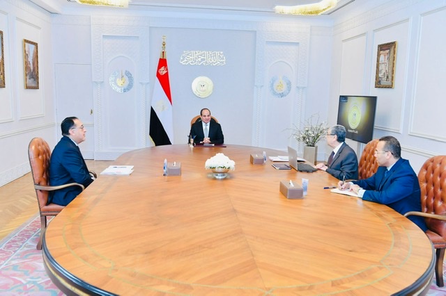 الرئيس السيسي يوجه بالاستمرار في تنفيذ الخطط الوطنية المتعلقة بتعزيز دور الطاقة المتجددة 