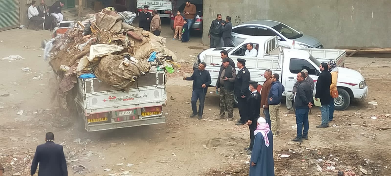 محافظ الجيزة: رفع ٦٥٠ طن مخلفات وتراكمات أسفل الدائري بشارع الدكتور بالعمرانية ورسمي مهني
