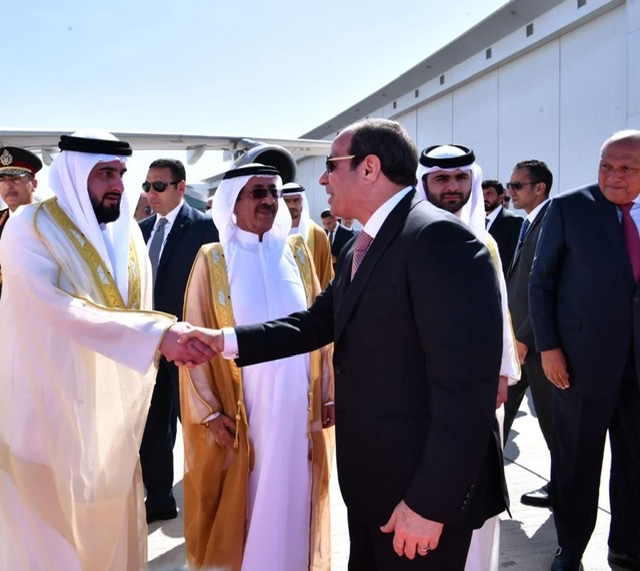 بالصور.. ولي عهد دبي يودع الرئيس السيسي 