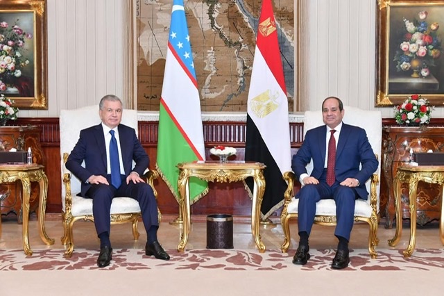 بالصور.. لحظة استقبال الرئيس السيسي لنظيره الأوزبكستاني بمطار القاهرة 