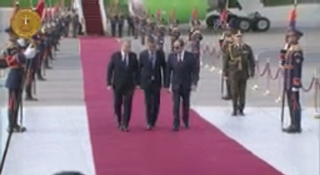الرئيس السيسي يستقبل نظيره الأوزبكستاني بمطار القاهرة