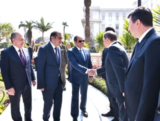 بالصور.. مراسم استقبال ومباحثات الرئيس السيسي ونظيره الأوزبكستاني 