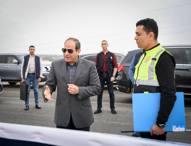 السيسي يتفقد سير العمل في مشروعات المحاور والطرق بمحافظة الجيزة