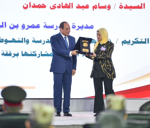 بالصور.. الرئيس السيسي يكرم عدد من بطلات وأبطال مصر بسيناء 