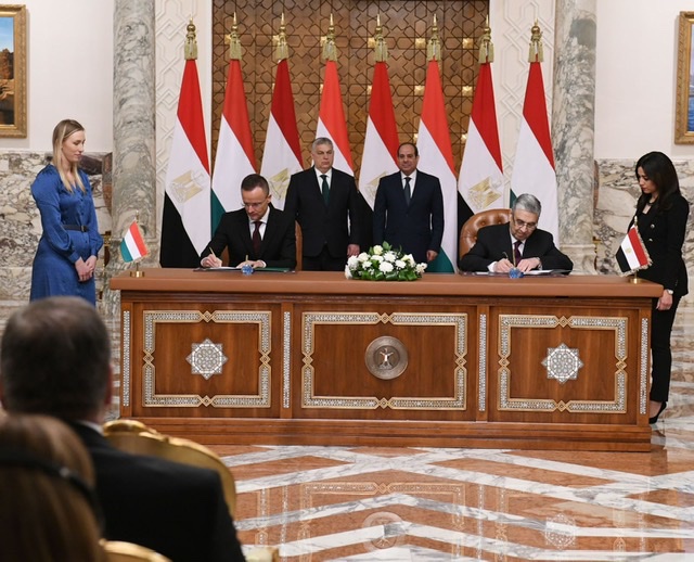  بالصور.. السيسي ورئيس وزراء المجر أثناء توقيع مذكرات التفاهم