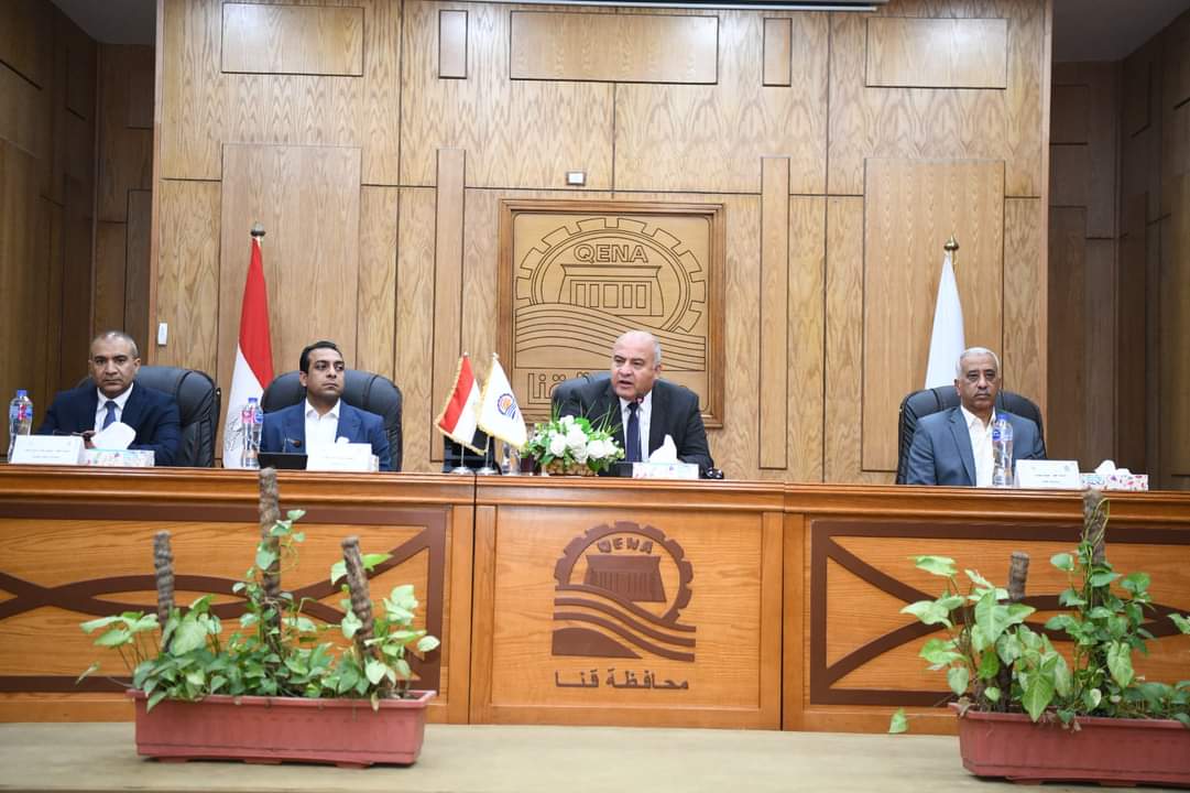 محافظ قنا يشدد على إزالة التعديات على الأراضي الزراعية والاهتمام بملف النظافة
