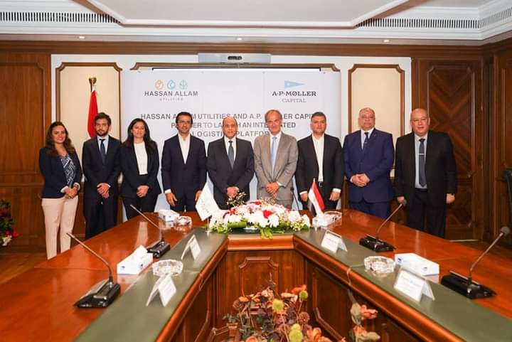 وزير الطيران يلتقى وفداً من شركتى حسن علام للمرافق وِ A.P. Moller Capital لبحث الفرص الاستثمارية في الخدمات اللوجستية بمطار القاهرة



