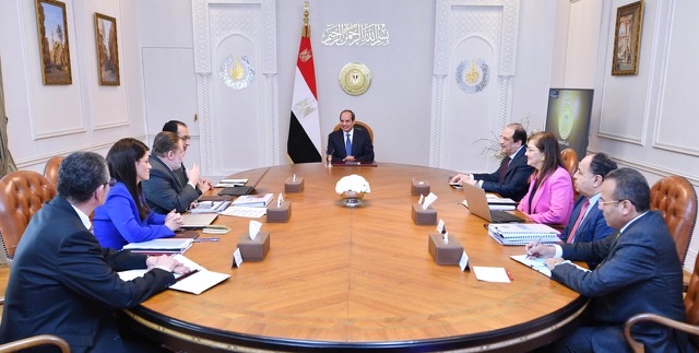 السيسي يوجه بمواصلة الجهود لاحتواء تداعيات الأزمة العالمية على الاقتصاد المصري