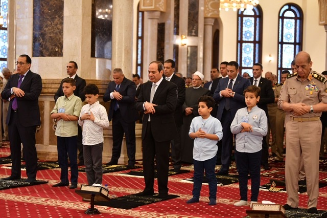 بالصور.. الرئيس السيسي يشارك إحتفالية العيد مع أبناء الشهداء