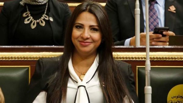 تحمل طابع مصرى ..النائبة نشوى الشريف تطالب بتغيير أزياء مضيفات مصر للطيران 