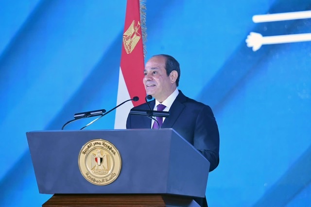 الرئيس السيسي يشهد اختبارات المتقدمين للالتحاق بوظائف في وزارة التربية والتعليم 