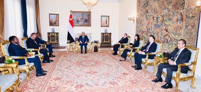 الرئيس السيسي يؤكد لـ رئيس مجموعة بنك التنمية الأفريقي تطلع مصر لزيادة حجم التعاون الفترة المقبلة