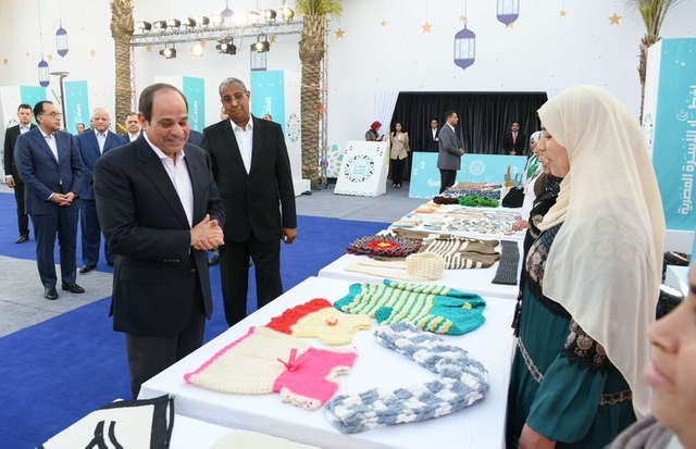 بالصور.. الرئيس السيسي  في مأدبة إفطار الأسرة المصرية بحى الأسمرات